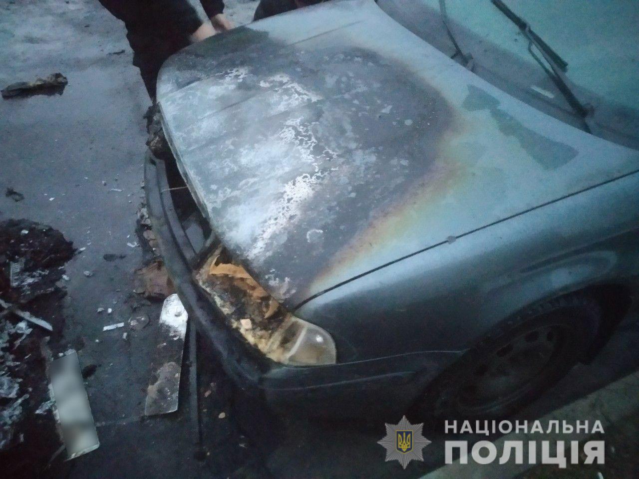 В Полтаве неизвестные ночью подожгли шесть автомобилей