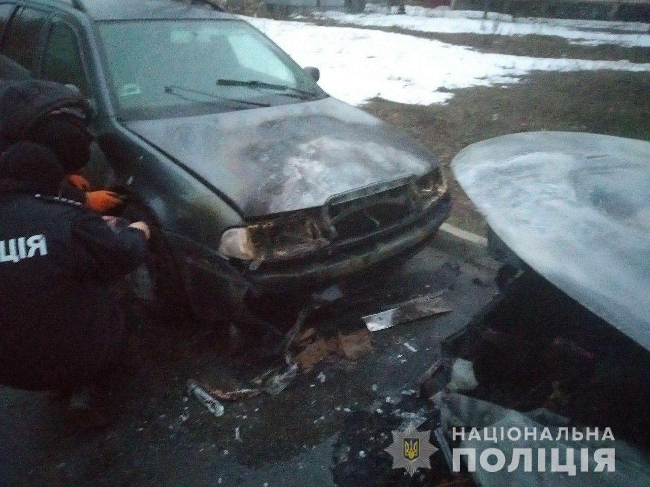 В Полтаве неизвестные ночью подожгли шесть автомобилей