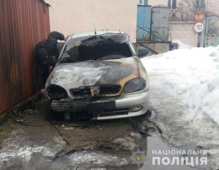 В Полтаве неизвестные ночью подожгли шесть автомобилей
