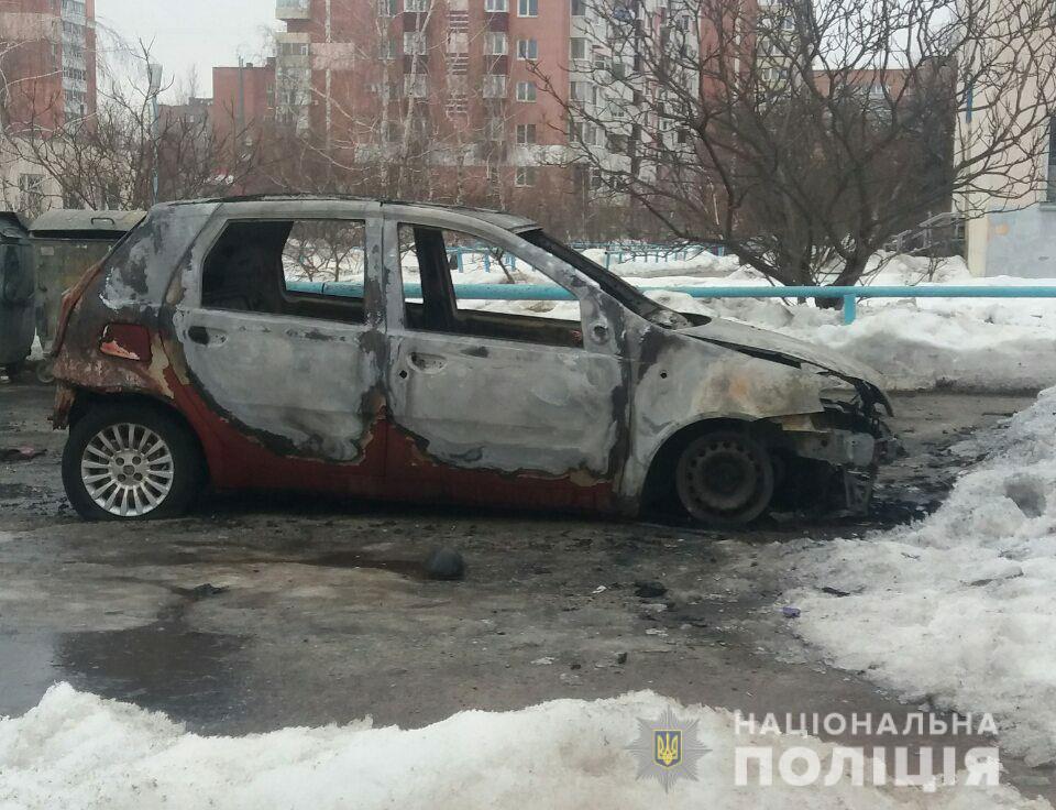 В Полтаве неизвестные ночью подожгли шесть автомобилей