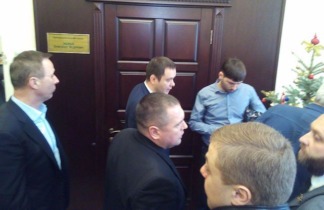 В Полтавском горсовете выбили дверь в кабинет мэра Мамая