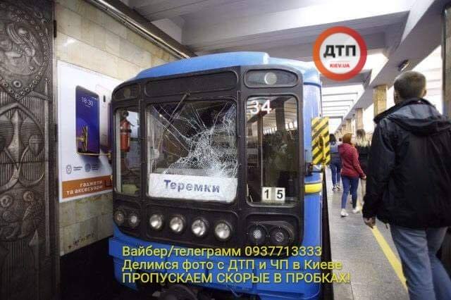 В работе киевского метро произошел сбой из-за пассажира, который бросился под поезд
