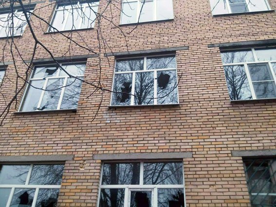 В результате мощного обстрела Марьинки повреждена школа и несколько домов