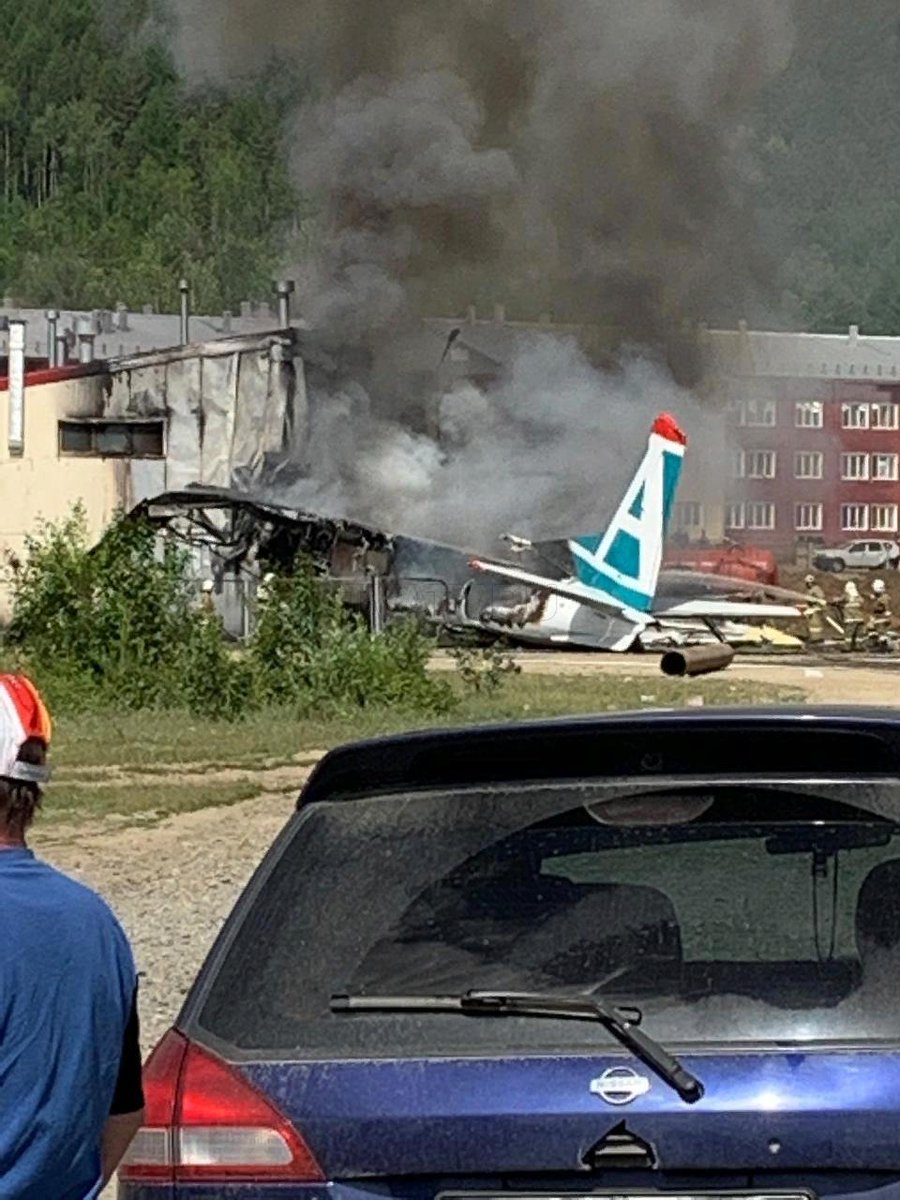 В России самолет Ан-24 после приземления въехал в дом, есть погибшие и пострадавшие (ФОТО, ВИДЕО)