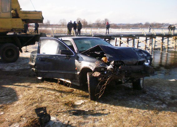 В Ровенской обл. в новогоднюю ночь иномарка упала в реку, погиб водитель