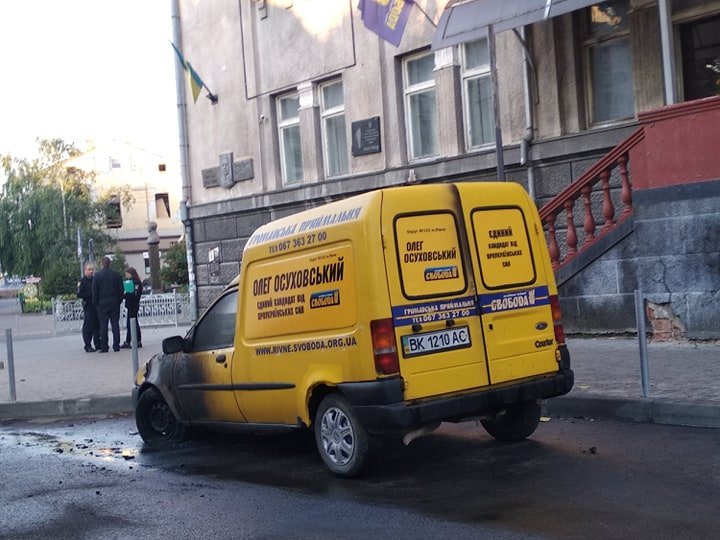 В Ровно горел автомобиль из штаба кандидата в нардепы от партии Свобода