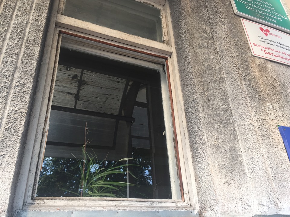 В Ровно напали на штаб кандидата в нардепы