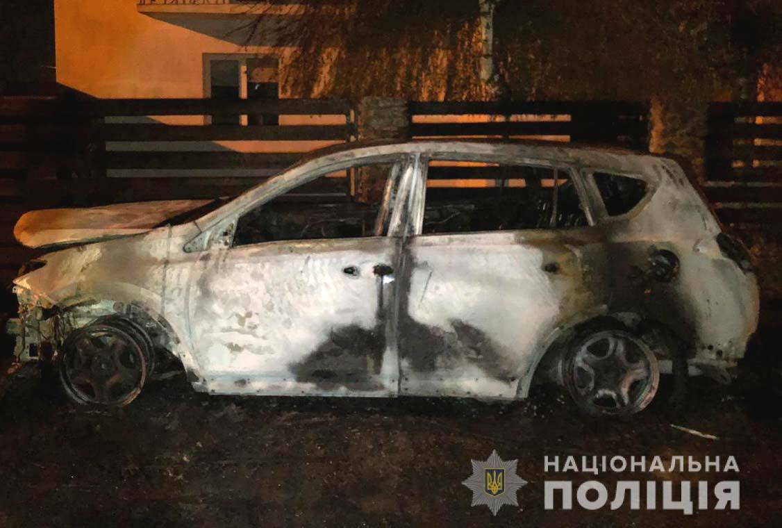 В Ровно подожгли автомобиль, который арендовал секретарь местного горсовета