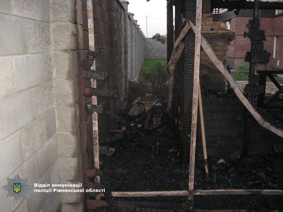 В Ровно во двор нардепа Вознюка бросили зажигательную смесь