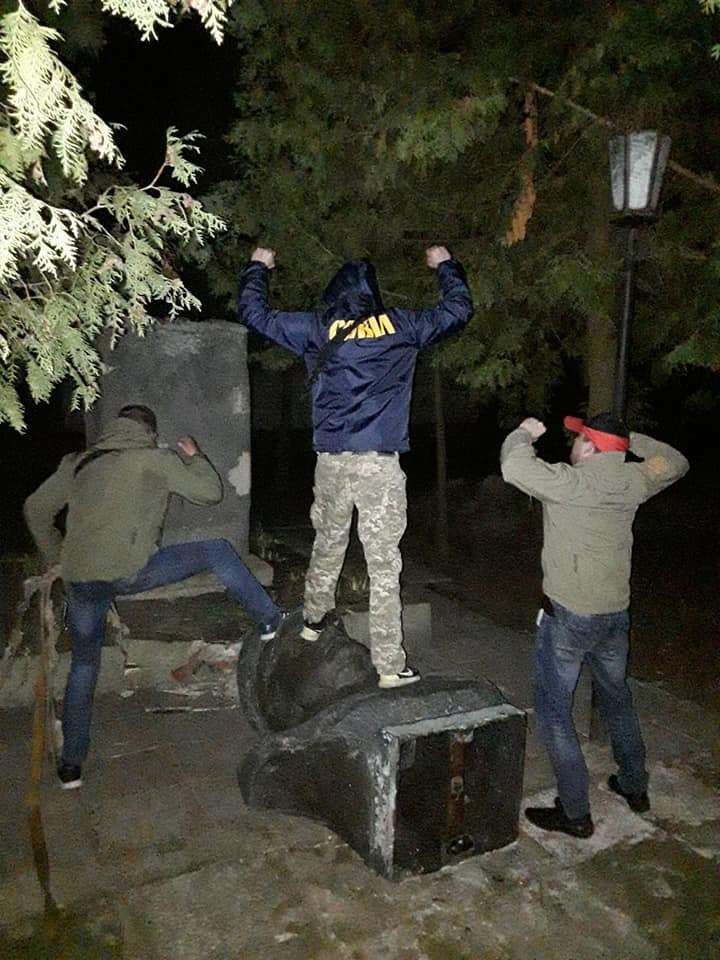 В селе возле Чернигова снесли бюст Ватутина (фото)