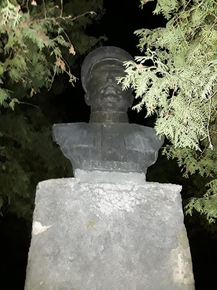 В селе возле Чернигова снесли бюст Ватутина (фото)