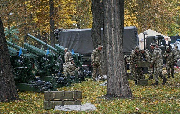 В сети появилось видео, как в Мариинском парке столицы военные произвели несколько артиллерийских залпов