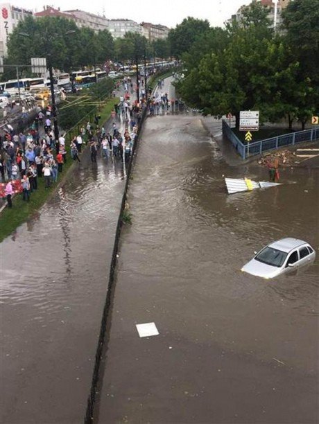 В Стамбуле из-за сильных ливней парализовано движение транспорта: Затоплены автострады и станции метро