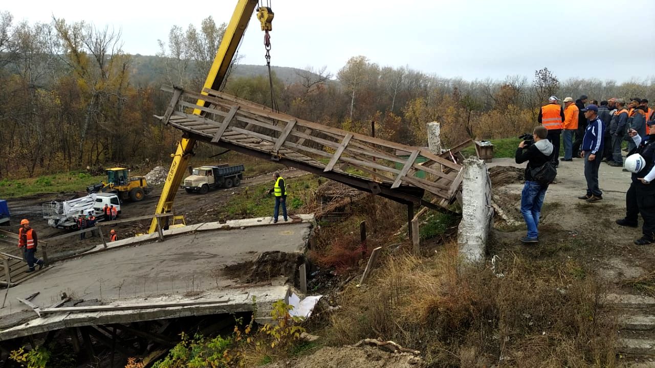 В Станице Луганской начали демонтаж разрушенной части моста