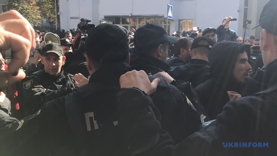 В столице под зданием МВД произошли стычки: один митингующий ранен, а журналистку облили кефиром