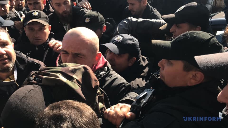 В столице под зданием МВД произошли стычки: один митингующий ранен, а журналистку облили кефиром