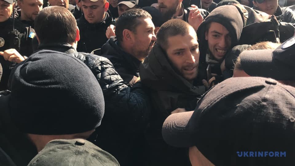 В столице под зданием МВД произошли стычки: один митингующий ранен, а журналистку облили кефиром