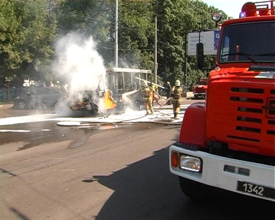 В Сумах горела маршрутка с пассажирами