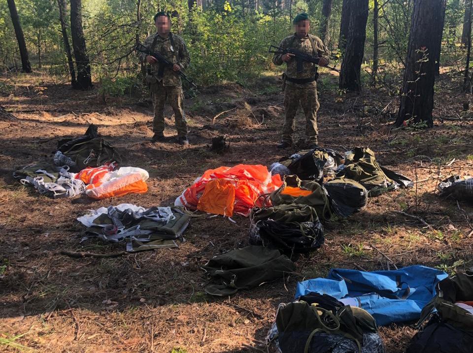 В Сумской обл. пограничники разоблачили попытку незаконной переправки парашютов из России
