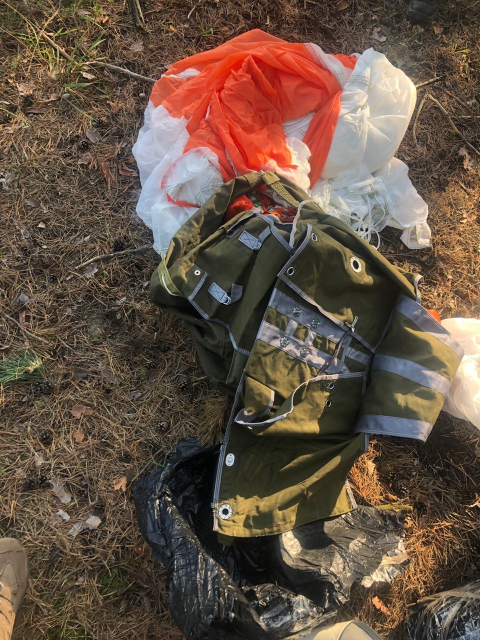 В Сумской обл. пограничники разоблачили попытку незаконной переправки парашютов из России