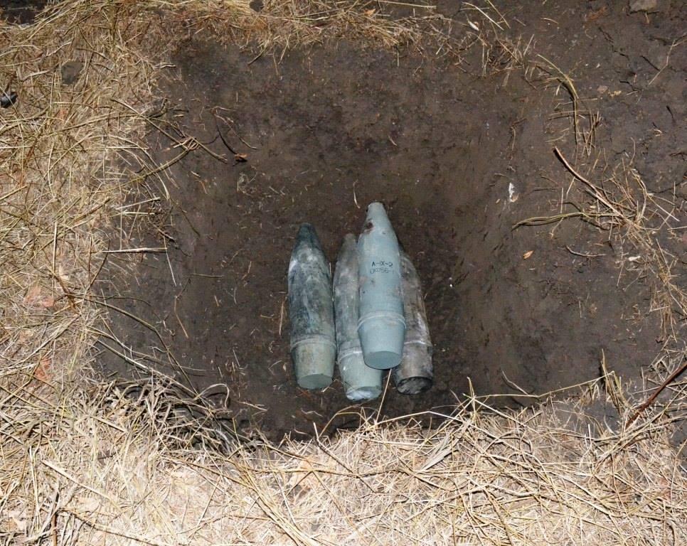 В Сватово саперы приступили к зачистке территории складов боеприпасов