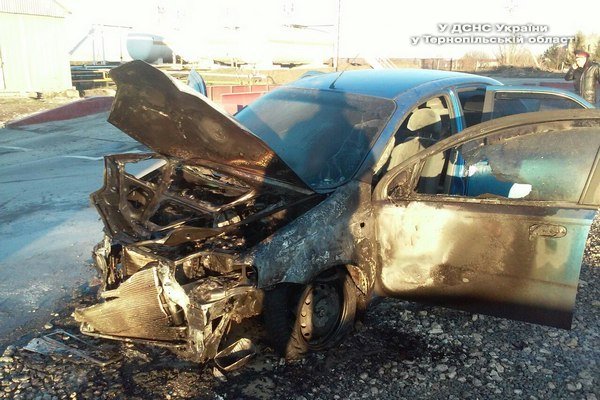 В Тернопольской обл. на заправке загорелся автомобиль
