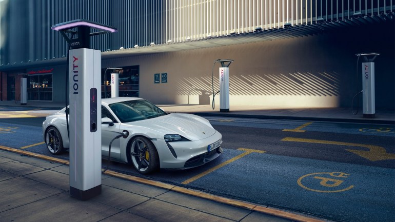 В Украине начали продавать электрокары Porsche стоимостью от 3,7 млн грн (ФОТО, ВИДЕО)