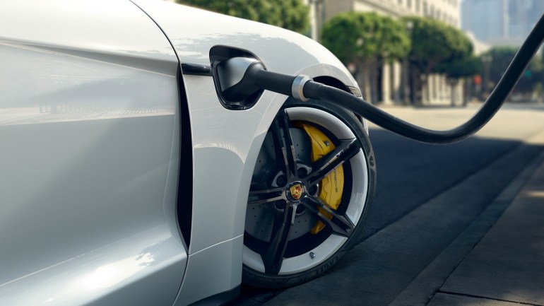 В Украине начали продавать электрокары Porsche стоимостью от 3,7 млн грн (ФОТО, ВИДЕО)