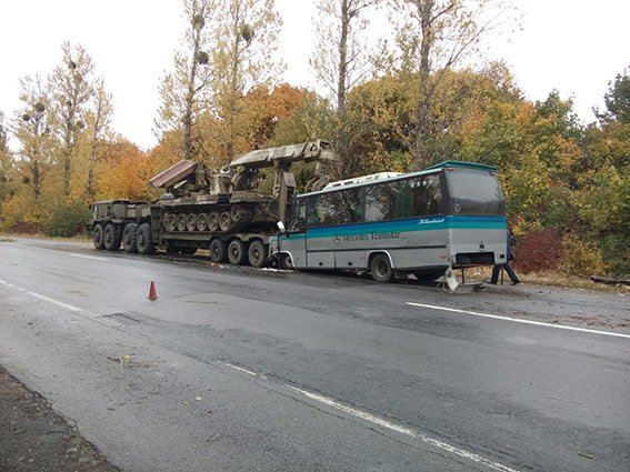 В Винницкой обл. пассажирский автобус врезался в военный тягач: 11 человек пострадали