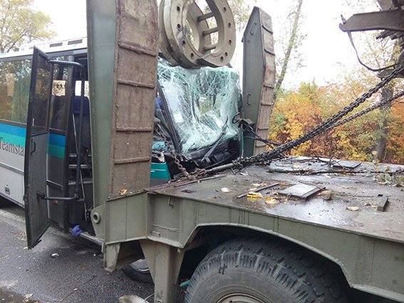В Винницкой обл. пассажирский автобус врезался в военный тягач: 11 человек пострадали