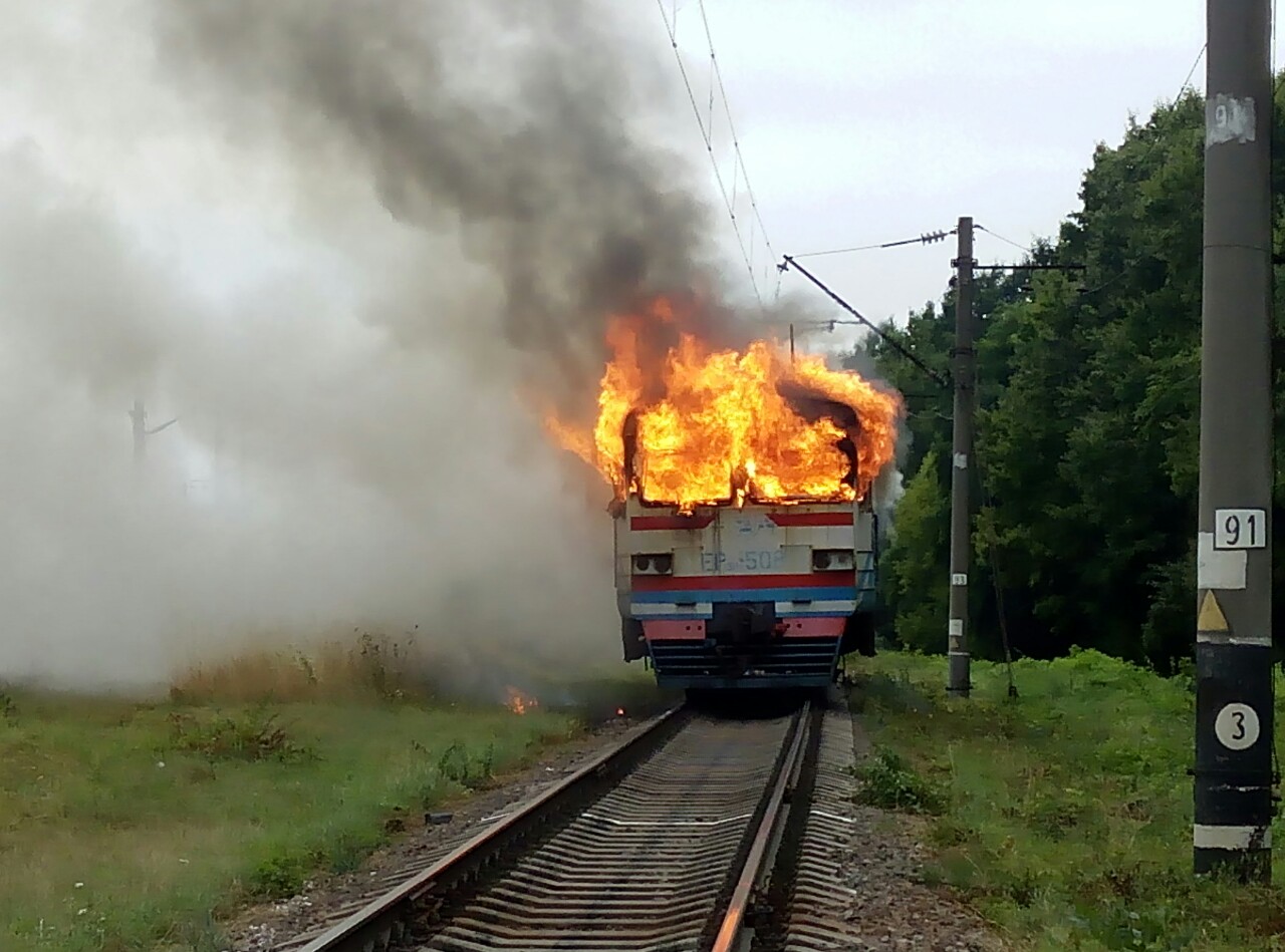 В Винницкой области на ходу загорелась пригородная электричка (ФОТО, ВИДЕО)