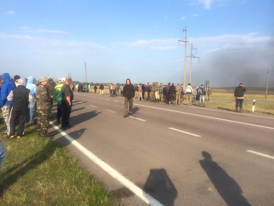 В Волынской обл. копатели янтаря заблокировали силовиков и перекрыли трассу на Варшаву