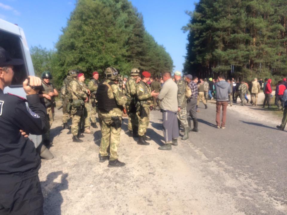 В Волынской обл. копатели янтаря заблокировали силовиков и перекрыли трассу на Варшаву