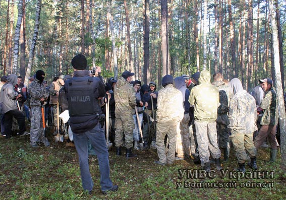 В Волынской обл. копатели янтаря заблокировали силовиков и перекрыли трассу на Варшаву