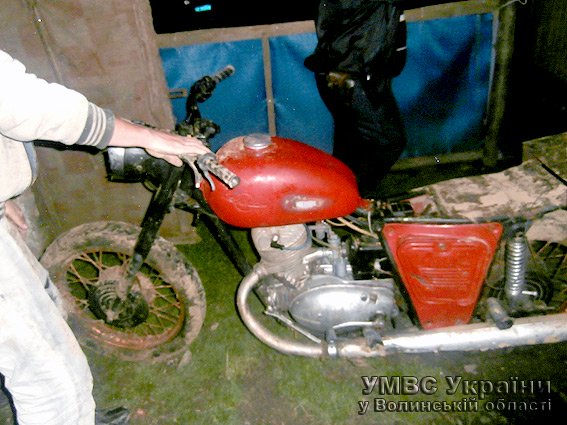 В Волынской области местные жители закопали в погребе украденный мотоцикл