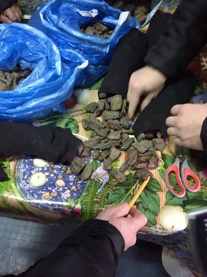 В Закарпатской обл. таможенник крышевал контрабанду янтаря в ЕС