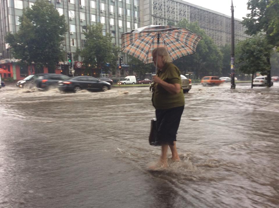 В Запорожье из-за сильных дождей затопило улицы: фото и видео