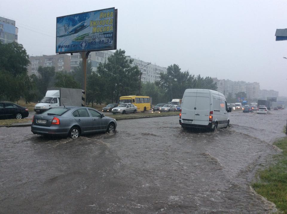 В Запорожье из-за сильных дождей затопило улицы: фото и видео
