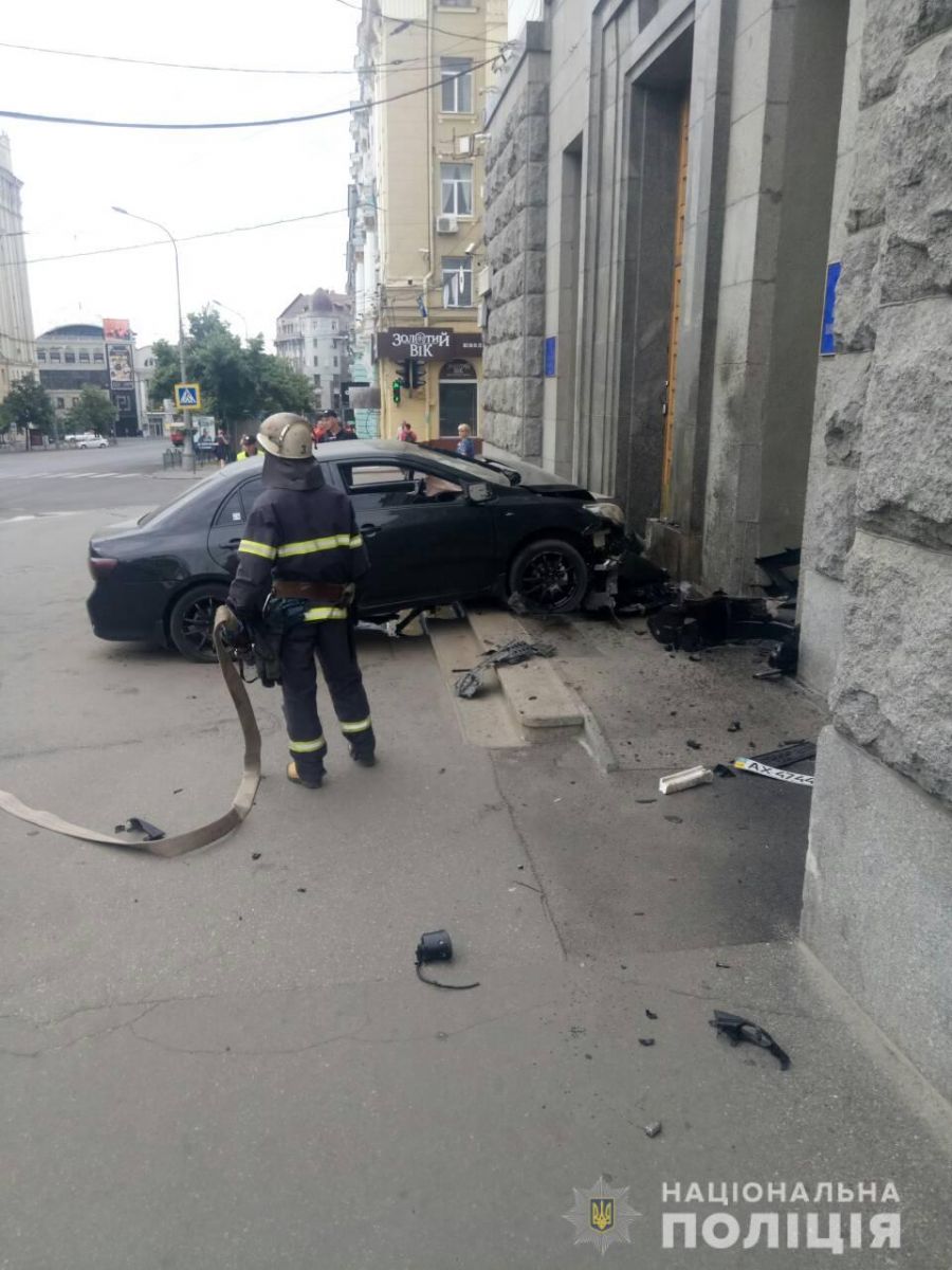 В здание горсовета Харькова врезался автомобиль (ФОТО)