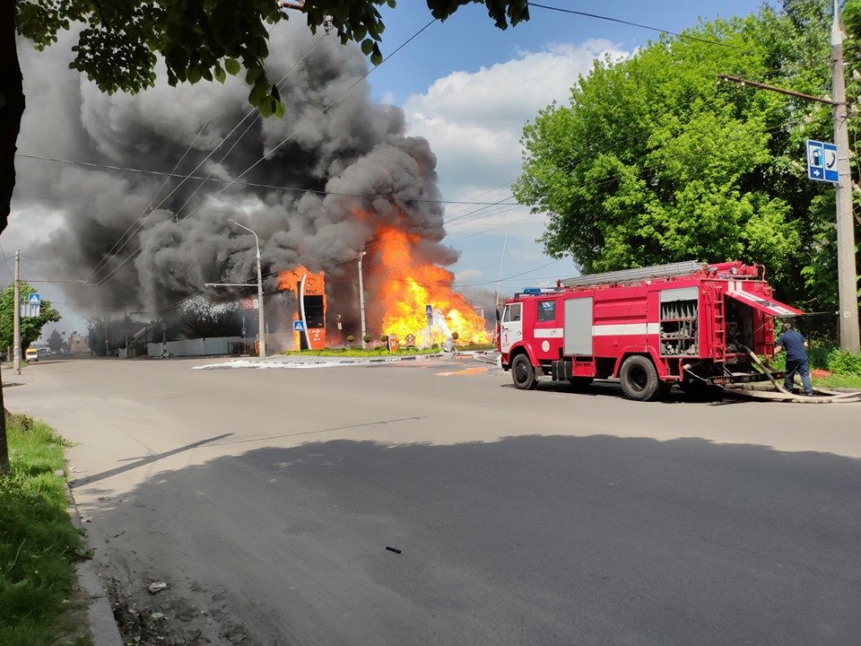 В Житомире горит заправка, есть пострадавшие