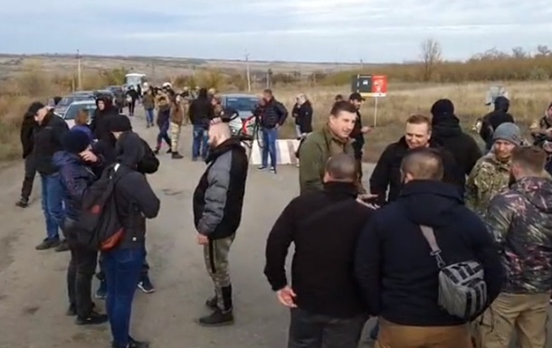 В Золотом протестуют против разведения войск