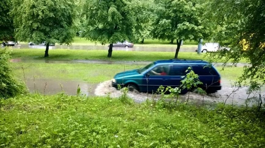 Во Львове из-за непогоды останавливали движение электротранспорта