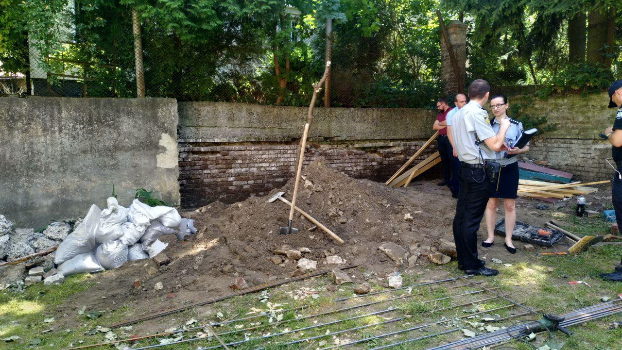 Во Львове обвалилась стена детского сада, один человек погиб