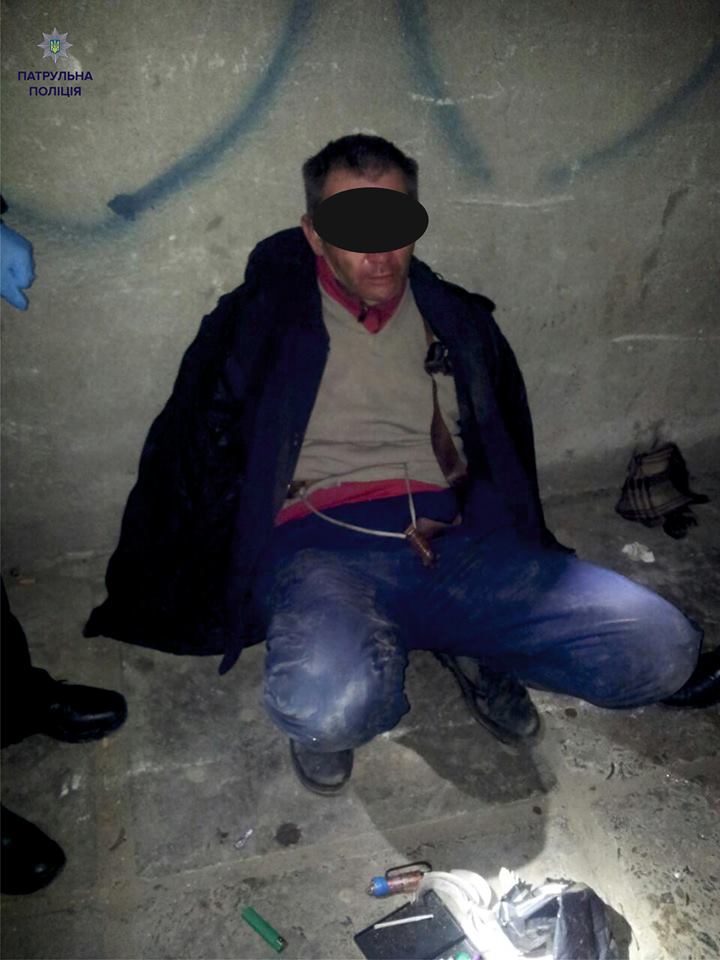 Во Львове психически нездоровый мужчина напал с ножом на патрульного полицейского