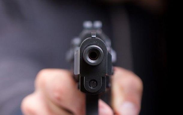 Во Львове вооруженный мужчина угрожал убить 10 человек