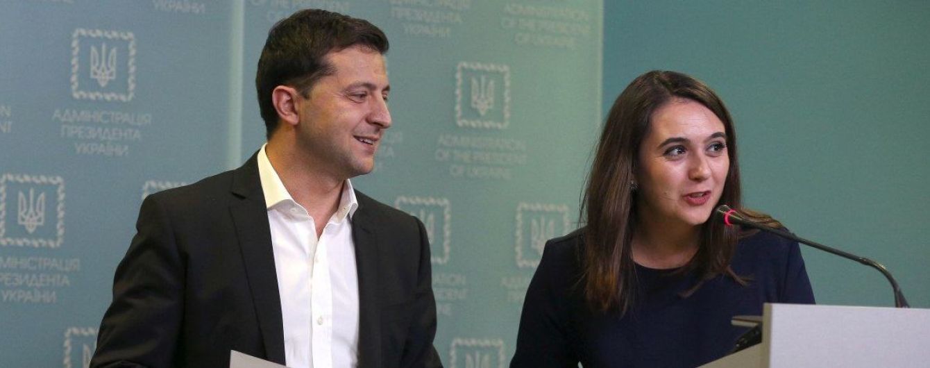 Вы никого не толкали?: Зеленский пошутил о недавнем скандале со своим пресс-секретарем