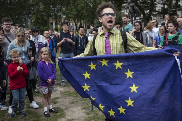 Вы украли наше будущее: Крупные города Британии охватили митинги после Brexit