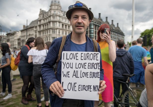 Вы украли наше будущее: Крупные города Британии охватили митинги после Brexit