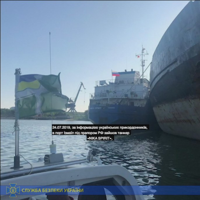 Задержан российский танкер, блокировавший украинских моряков на Азове — СБУ (ФОТО)
