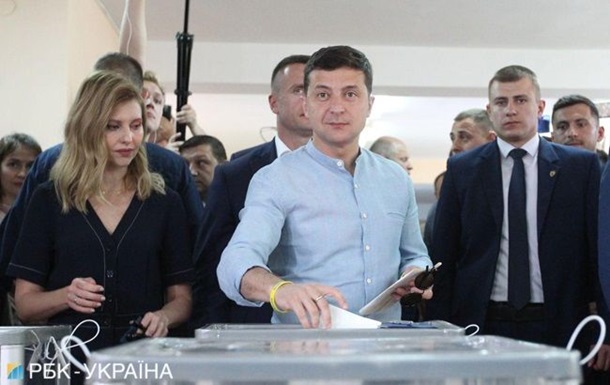 Зеленский потерял супругу в толпе перед избирательным участком